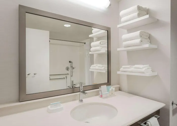 Hampton & Minooka Hotel